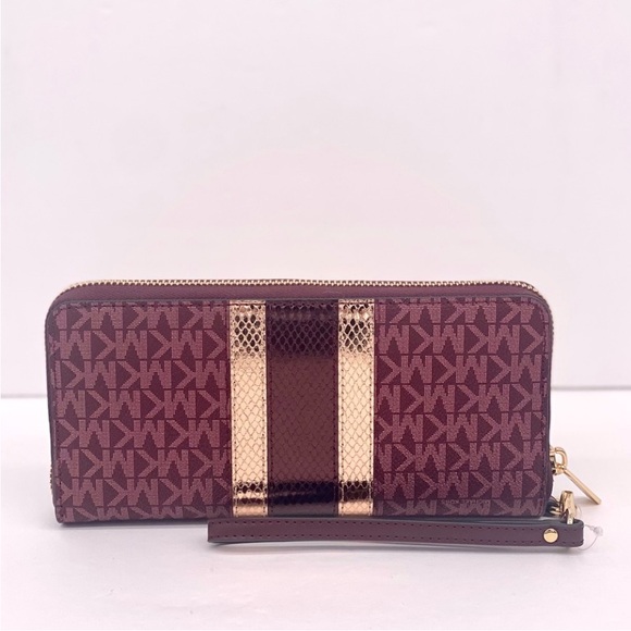 Michael Kors Jet Set
Travel Large Signature
Logo and Metallic Continental Wallet - Picture 3 of 11
